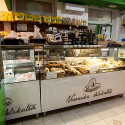Domaće šunke, kobasice, kulenovi i čvarci
